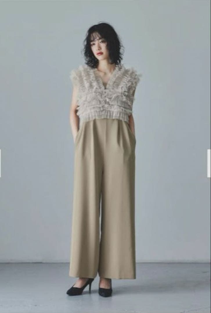 フリル付きベージュワイドレッグオールインワン
