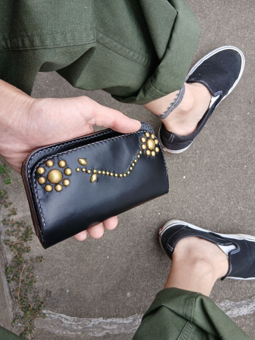 Hoween クロムエクセルレザー 茶芯トラッカーウォレット 真鍮スタッズ