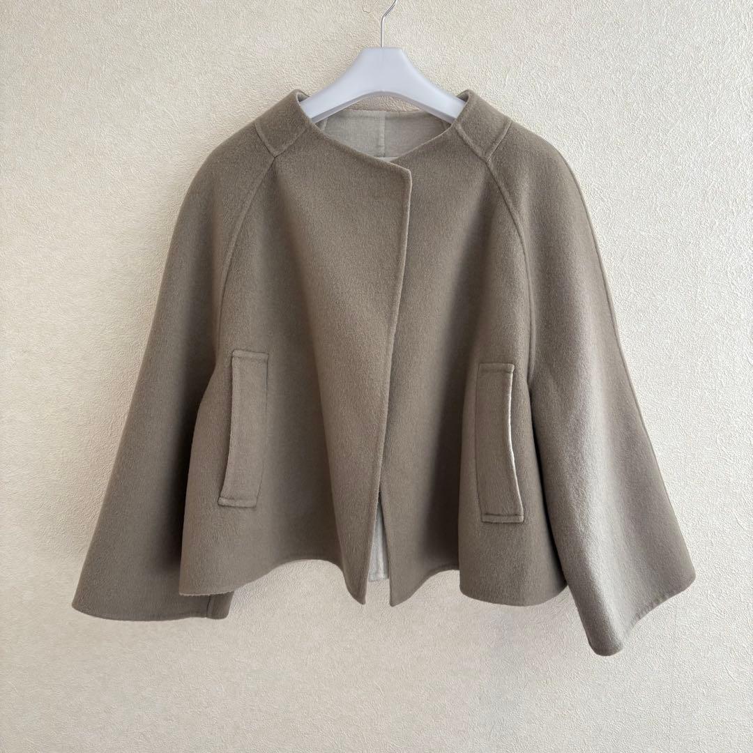アドーア　カシミヤ　ウール　ノーカラー　ショート　コート