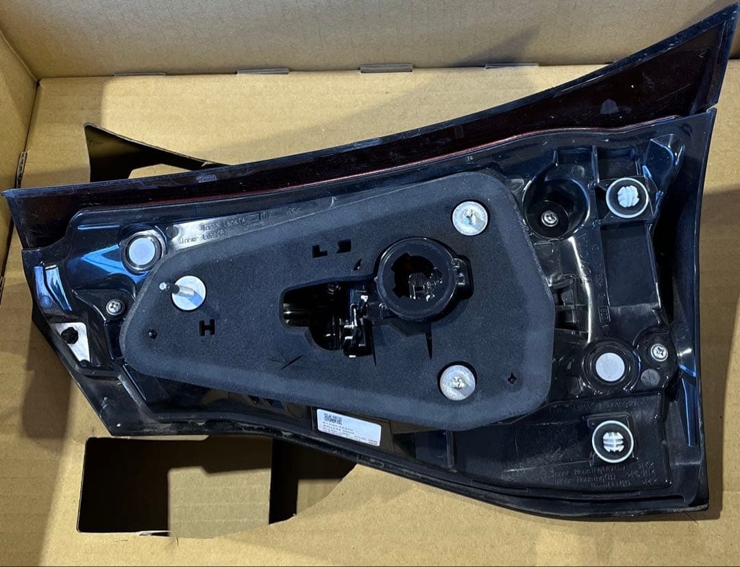 トヨタ　ヤリスクロス　左側テールレンズ　センターガーニッシュ