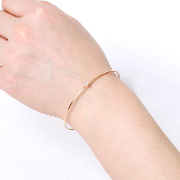 オレフィーチェ　ヌード バングル　18kYG 一粒ダイヤ　最終価格　お値下げ不可