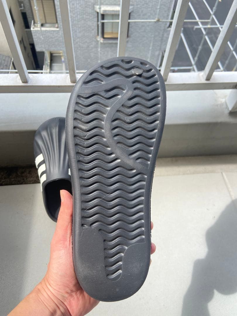 アディダスadidasサンダル　スリッパ42(26.5)