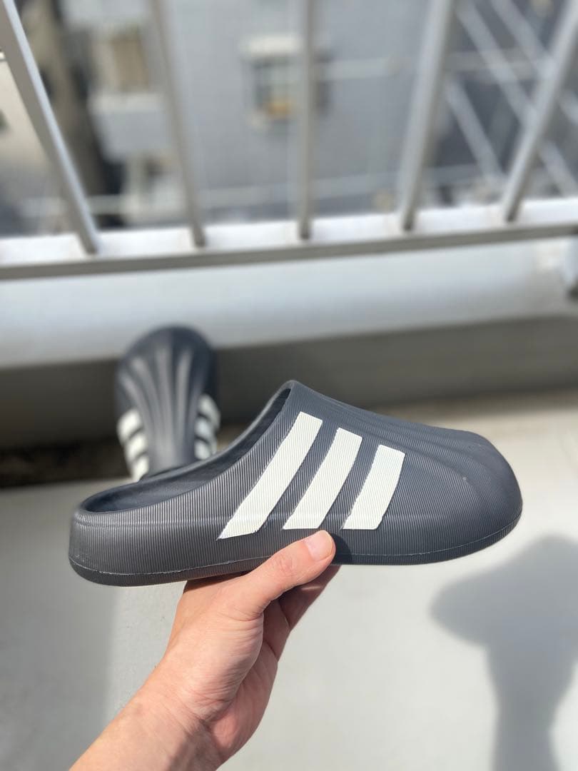 アディダスadidasサンダル　スリッパ42(26.5)