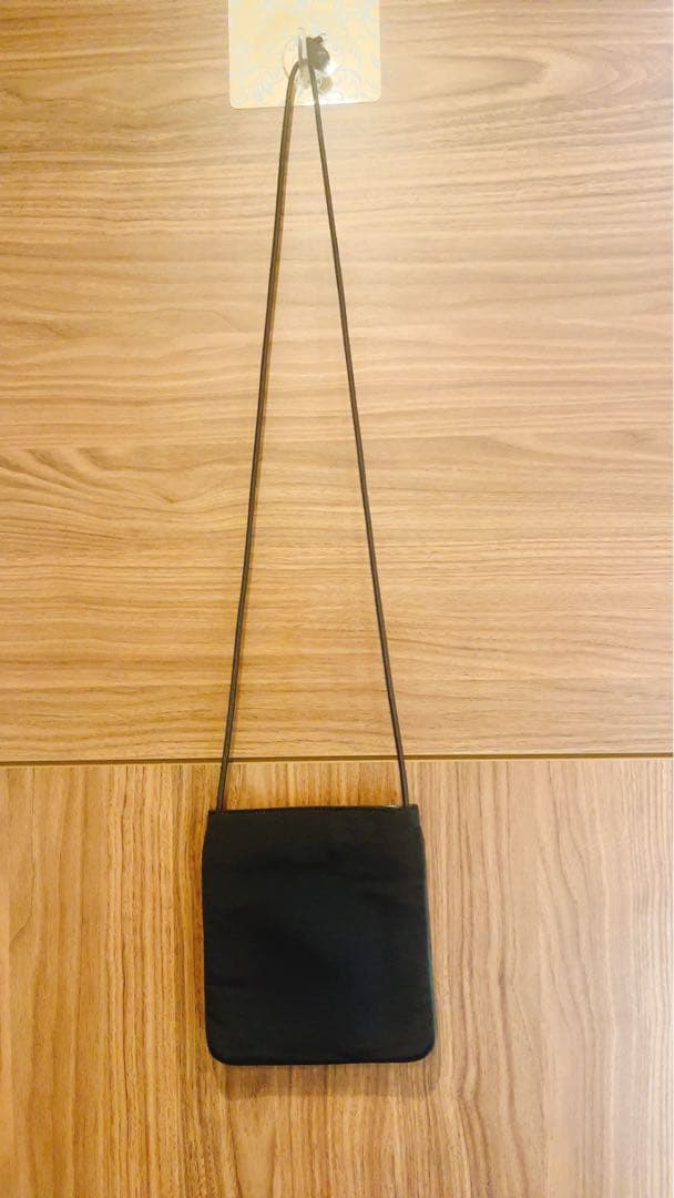 ミュウミュウ　MIUMIU ミニバッグ　スマホショルダー　ブラック