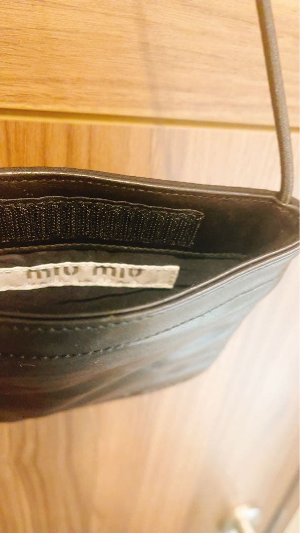 ミュウミュウ　MIUMIU ミニバッグ　スマホショルダー　ブラック