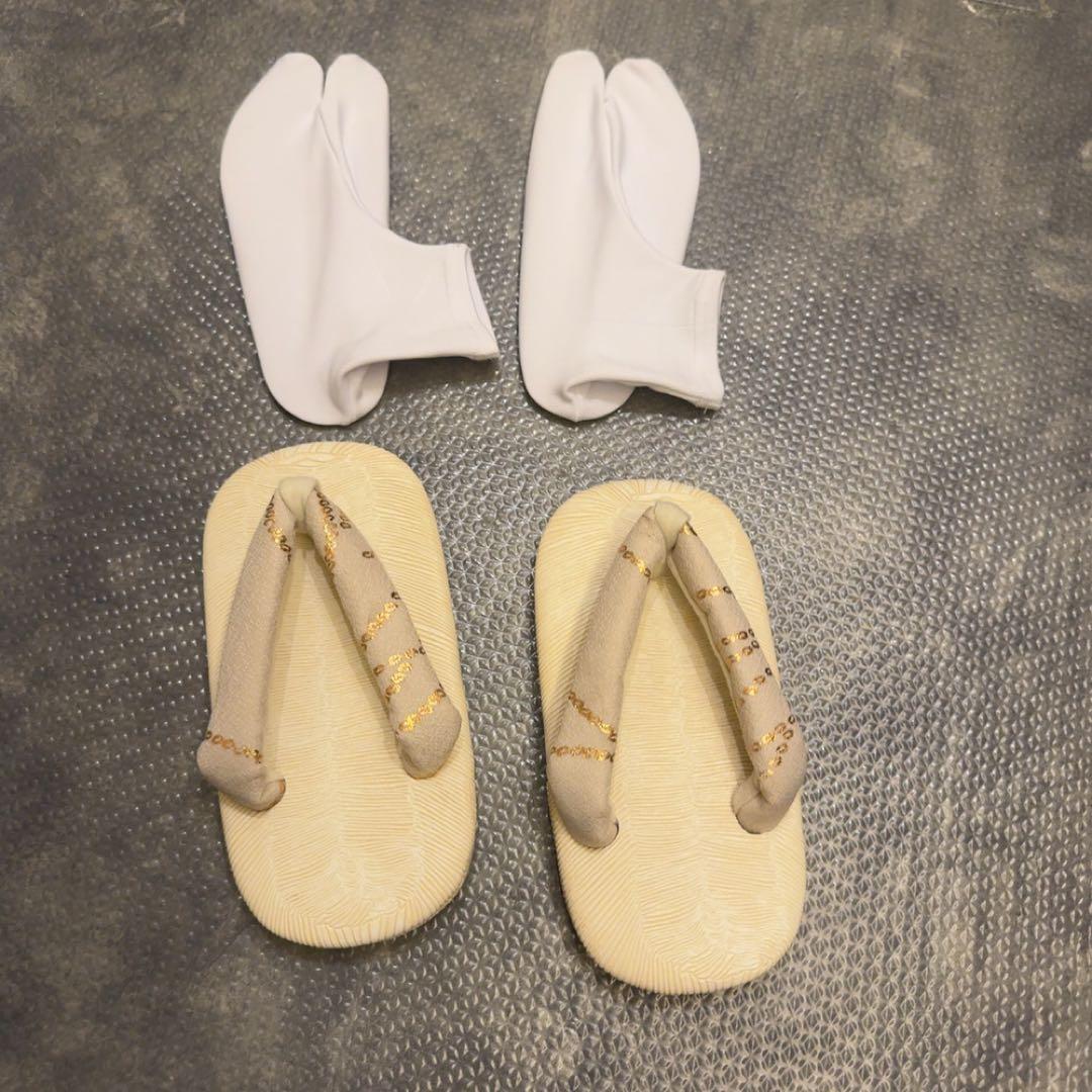 七五三着物 3歳 男の子 被布セット ベージュ金彩×墨黒の菊重ね ベレー帽つき