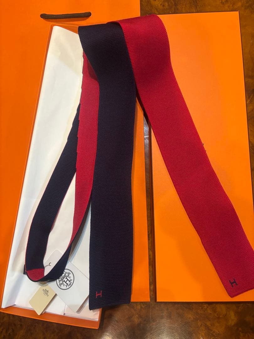 未使用　HERMES リバーシブル ネクタイ 赤・紺　カジュアル　エルメス　細身