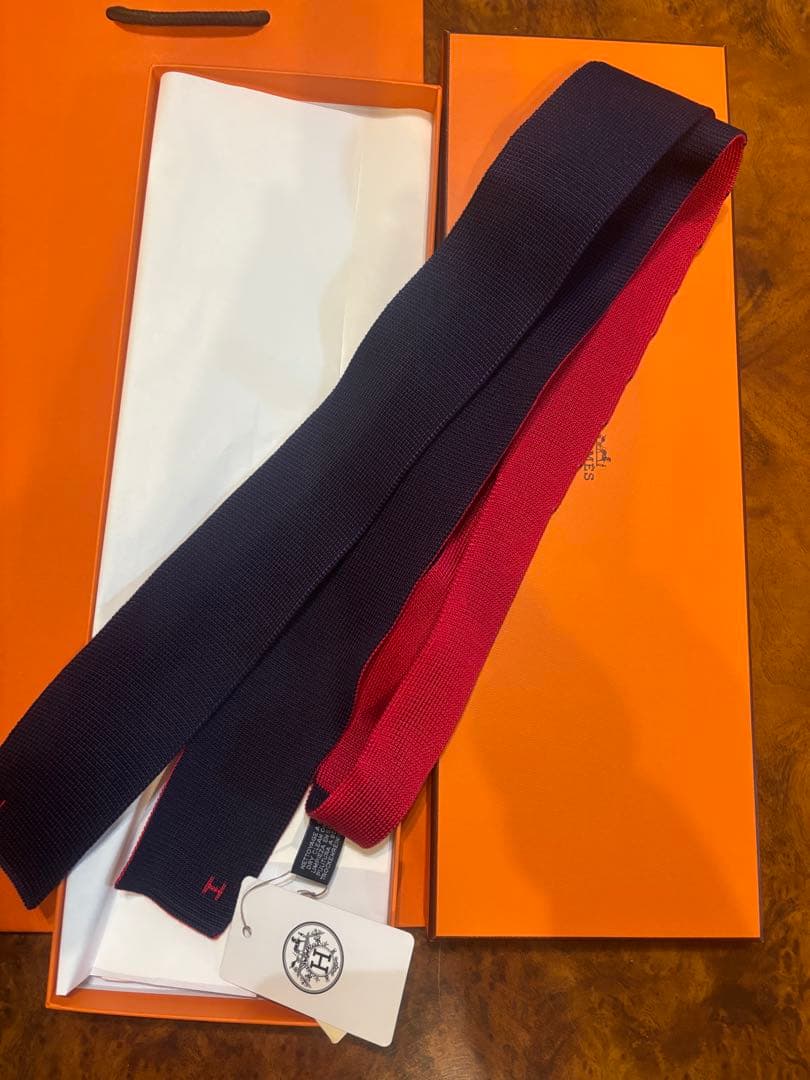 未使用　HERMES リバーシブル ネクタイ 赤・紺　カジュアル　エルメス　細身