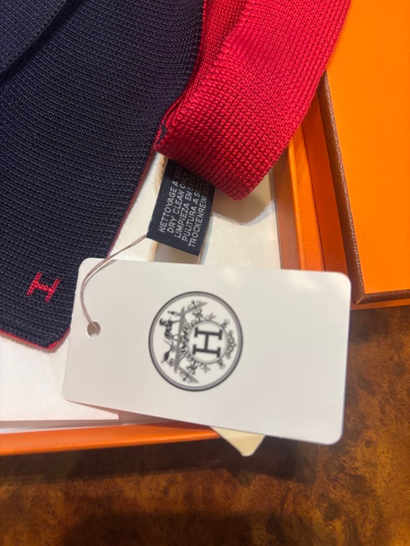 未使用　HERMES リバーシブル ネクタイ 赤・紺　カジュアル　エルメス　細身