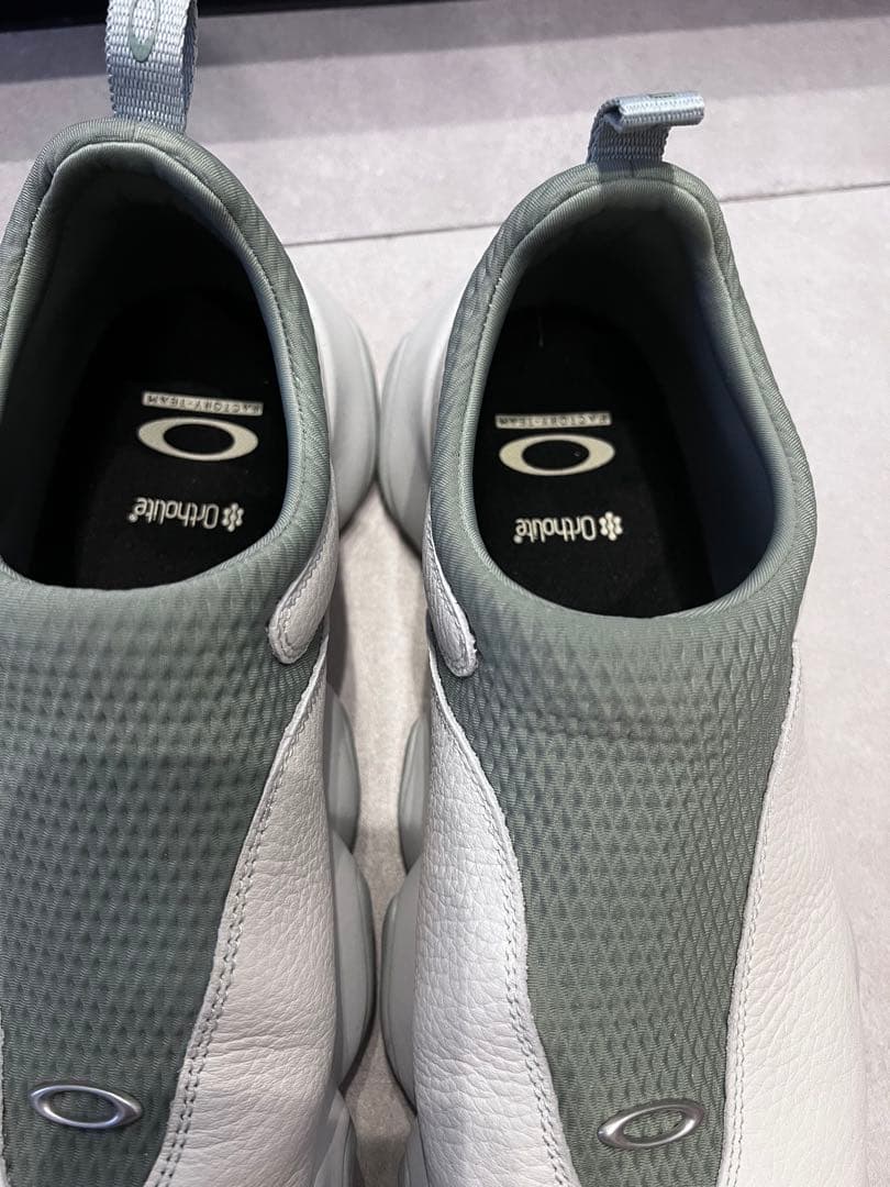 Oakley スリッポン スニーカー　ホワイト/グレー