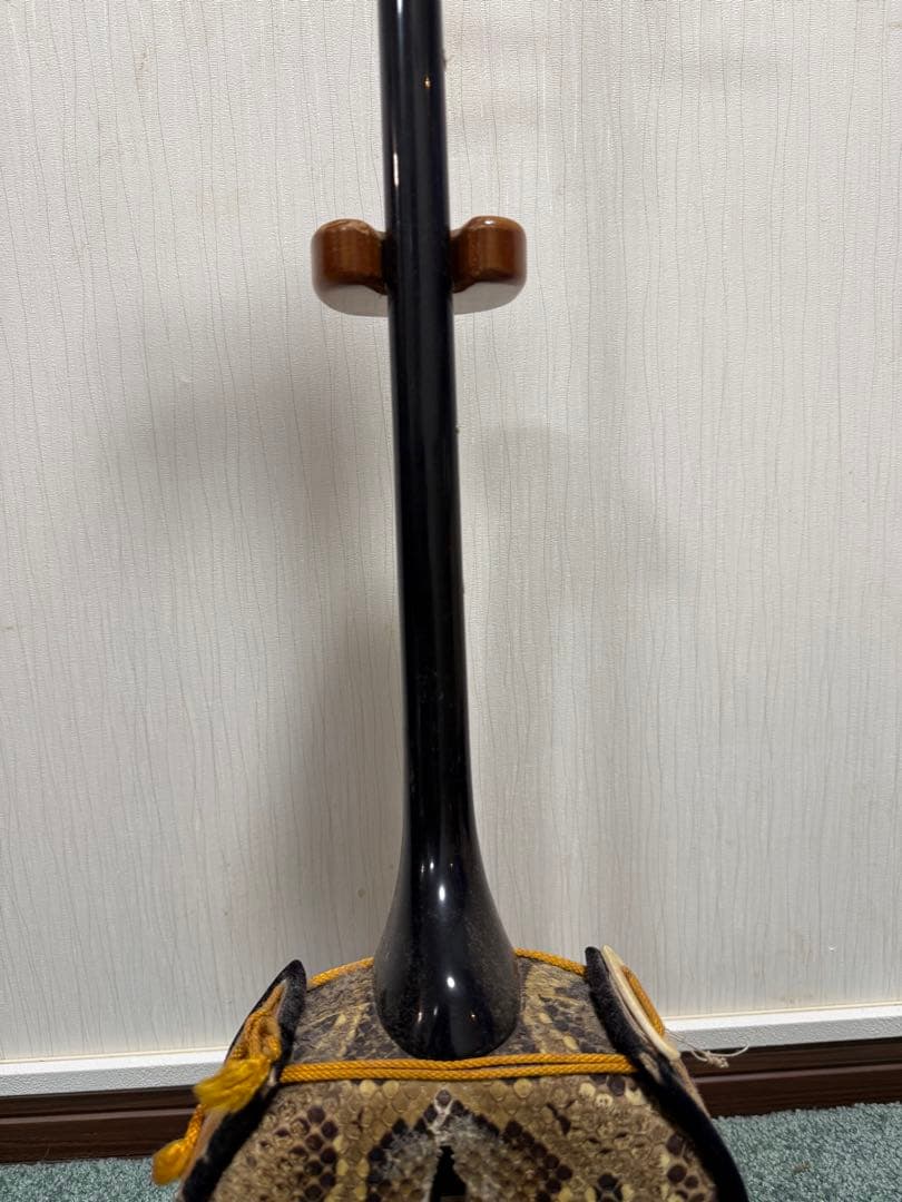 現状品　ジャンク　三線 本皮使用 ケース付き　破れあり 沖縄　修理・部品取りに
