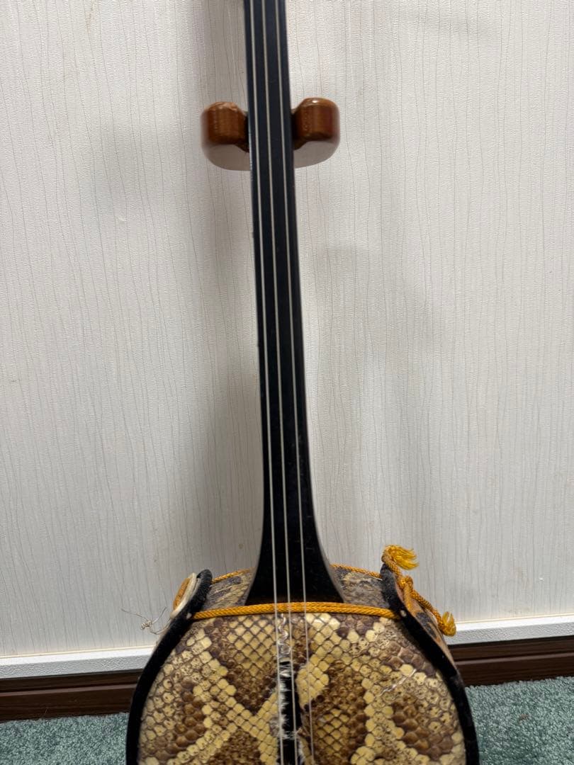 現状品　ジャンク　三線 本皮使用 ケース付き　破れあり 沖縄　修理・部品取りに