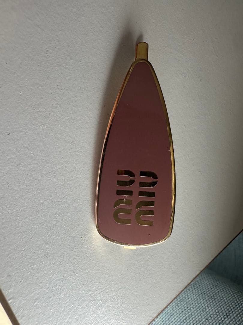 MIU MIU ロゴ入りヘアピン ピンク