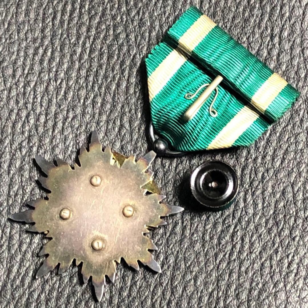 【送料無料】 旧日本軍 陸軍 海軍 記章 徽章 功五級金鵄勲章 略綬・銀字共箱付