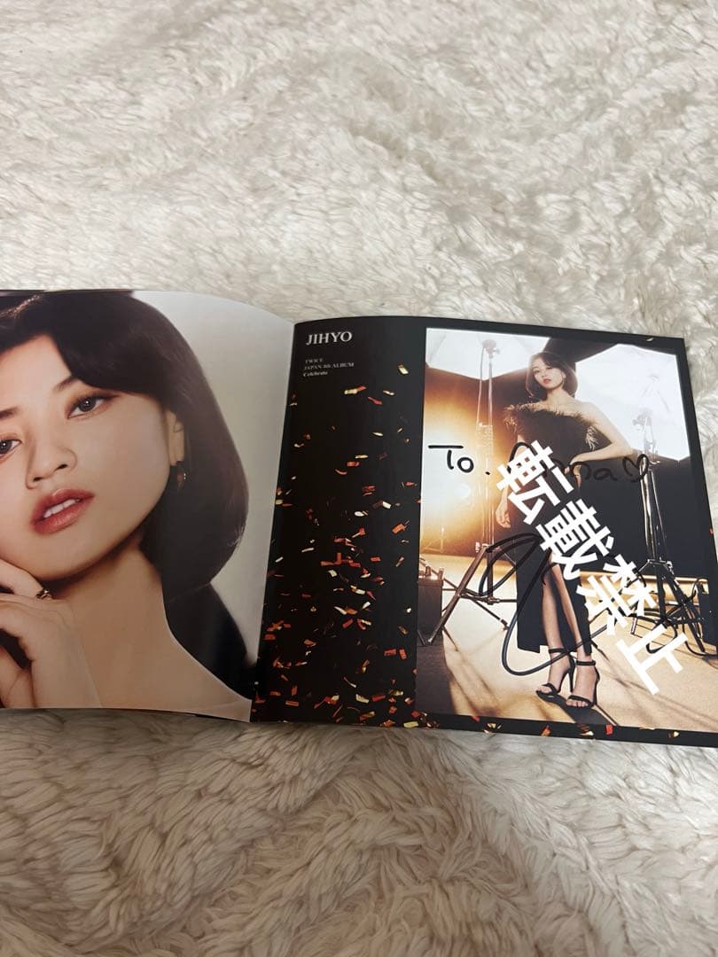 TWICE celebrate メンバー全員直筆サイン入りブック