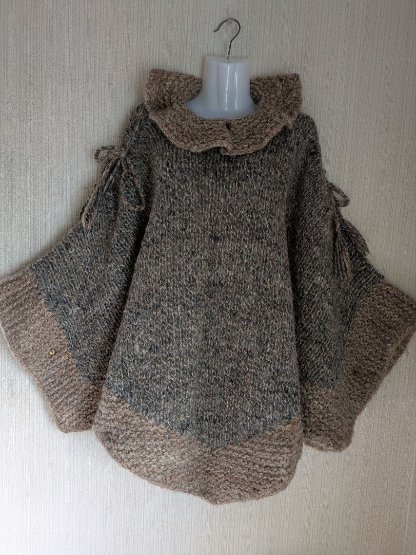 編み編みふんわりニットポンチョ、マント、ケープ　シックなカラーで、大人かわいい