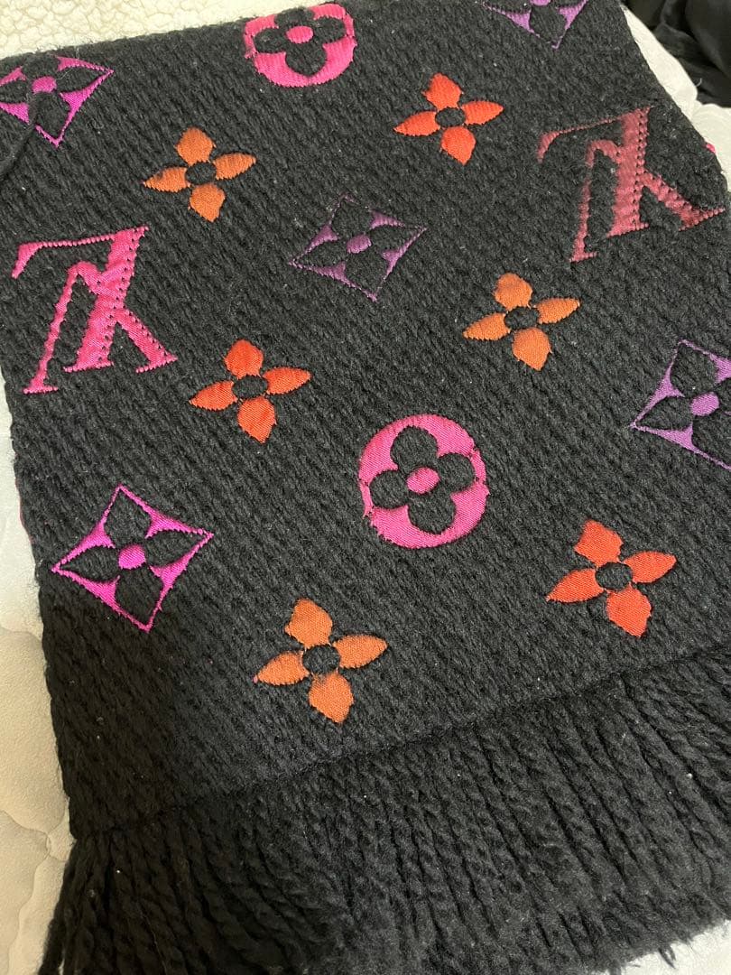 ルイ・ヴィトン マフラー 黒 ピンク オレンジ　※限定価格