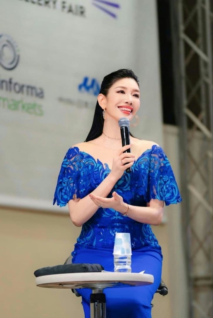 タダシショージ　青いオフショルダードレス