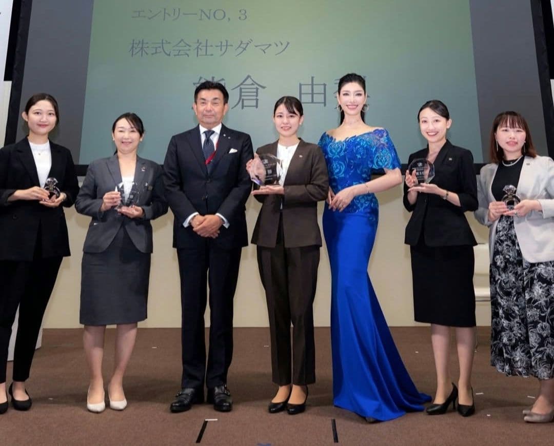 タダシショージ　青いオフショルダードレス