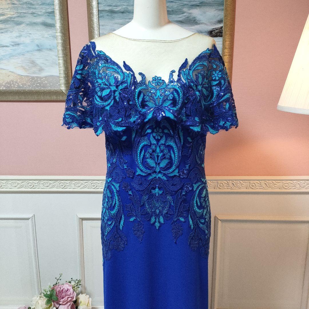 タダシショージ　青いオフショルダードレス