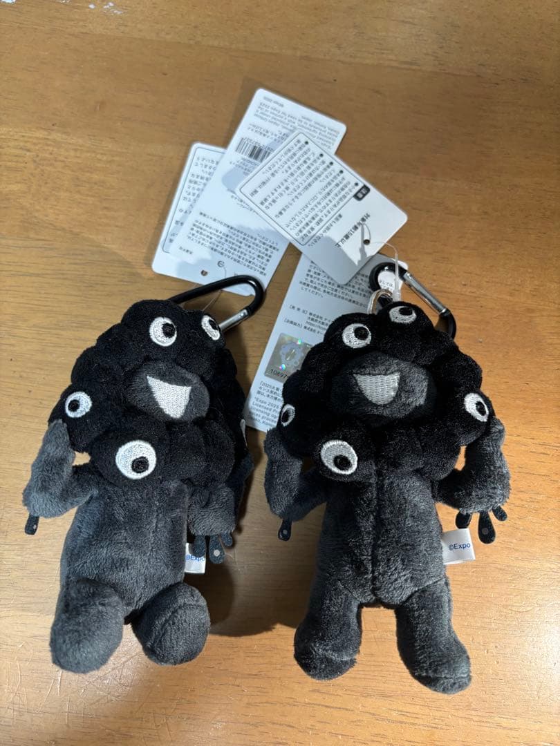 黒ミャクミャク カラビナ付きマスコット 立ち座りセット タグ付き