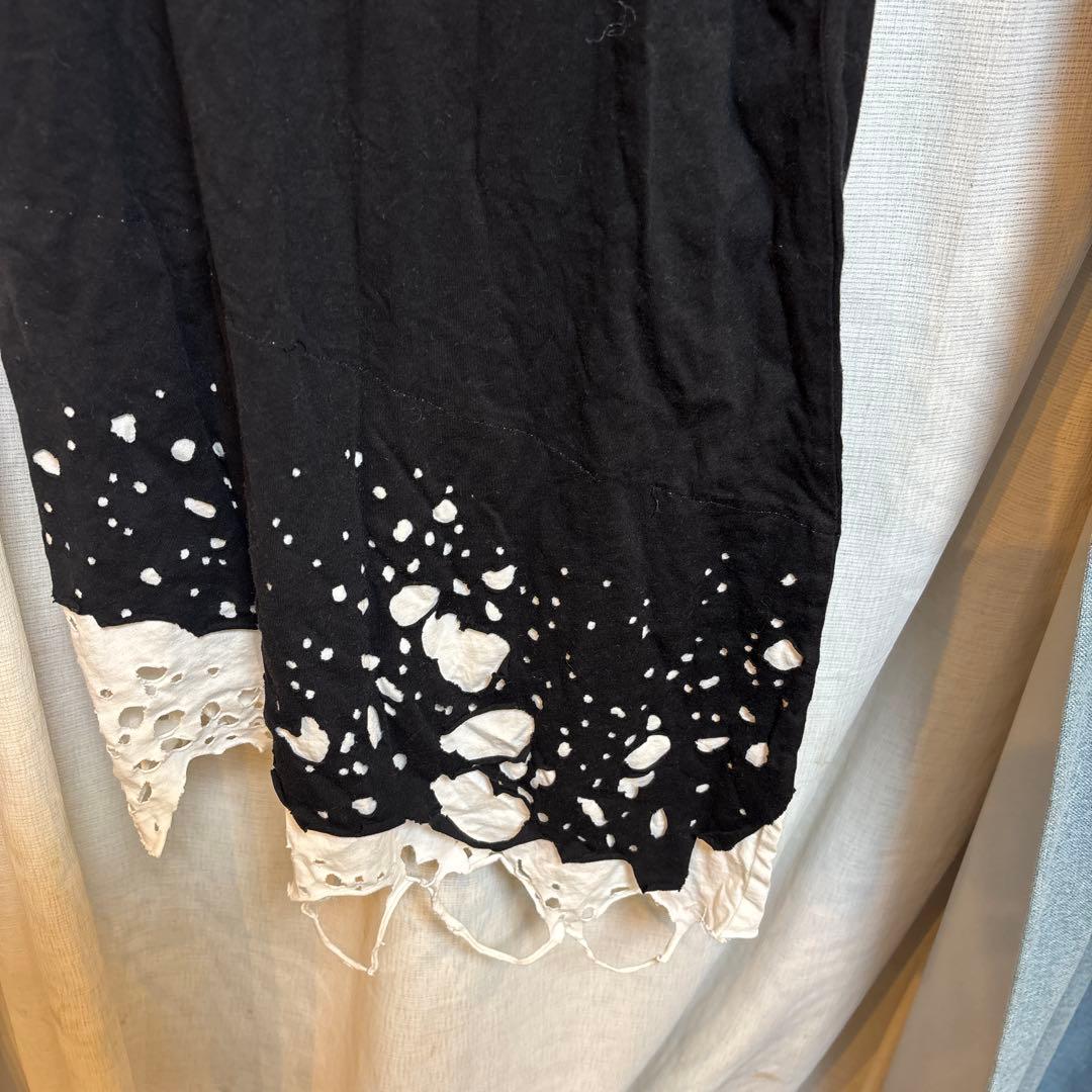 レース裾付きブラックタンクトップ