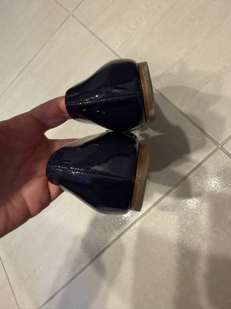【美品】フェラガモVARINA 紺エナメル 5D 22.5㌢　フラットシューズ