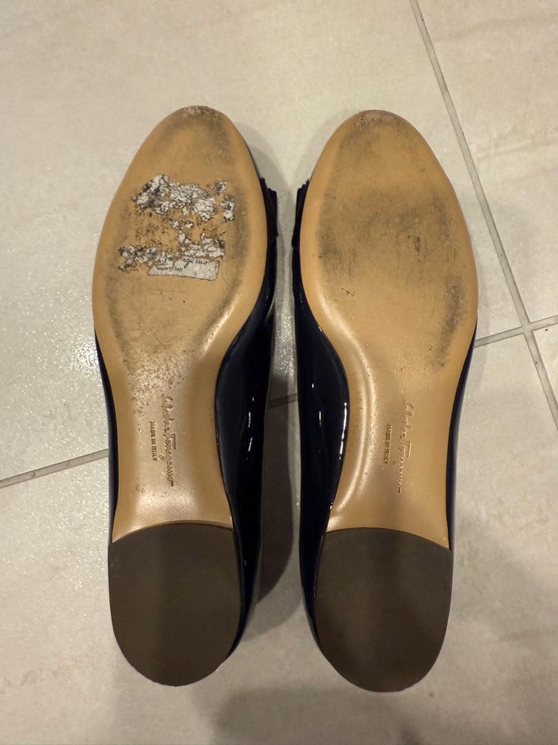 【美品】フェラガモVARINA 紺エナメル 5D 22.5㌢　フラットシューズ