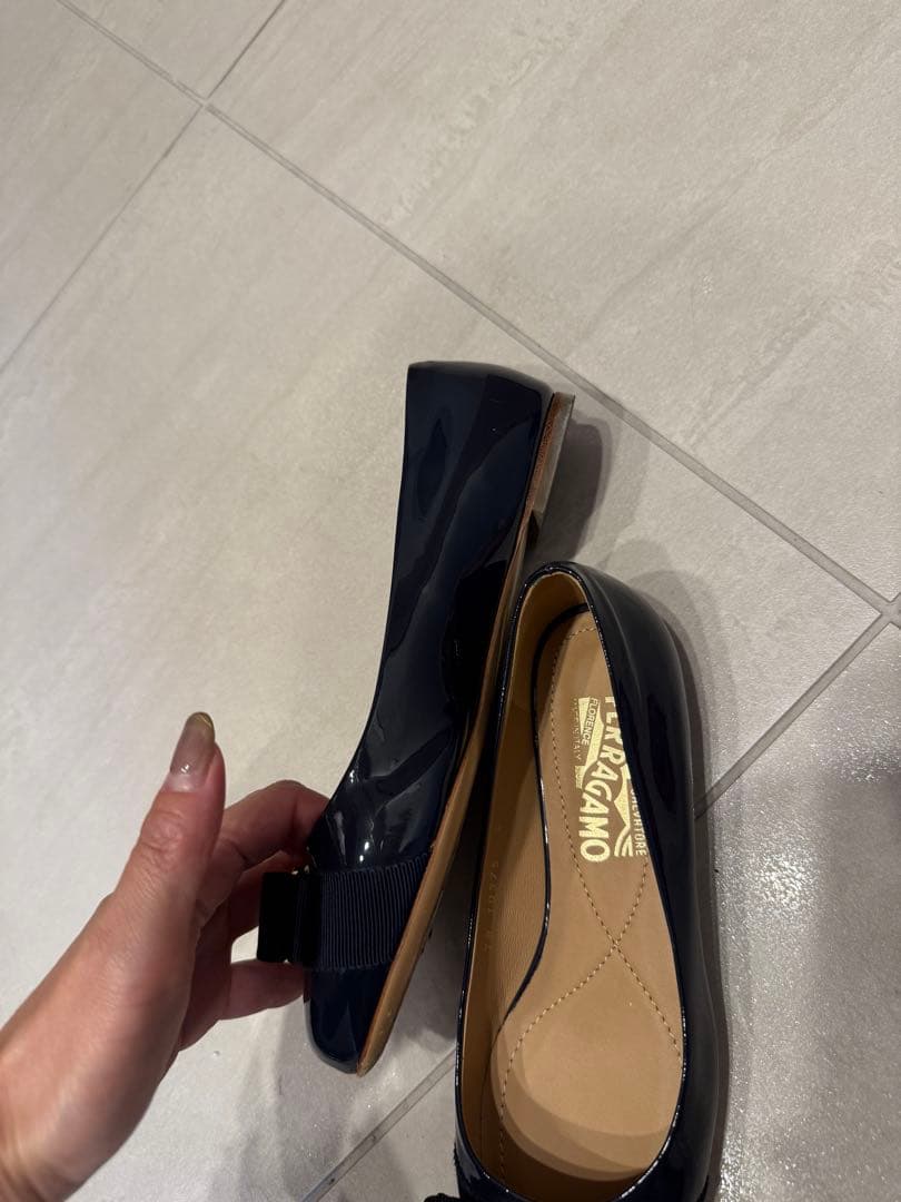 【美品】フェラガモVARINA 紺エナメル 5D 22.5㌢　フラットシューズ