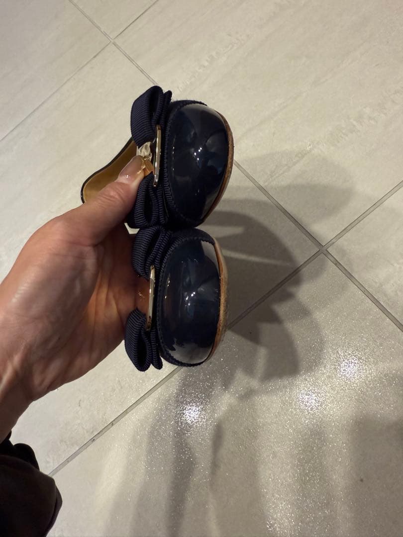 【美品】フェラガモVARINA 紺エナメル 5D 22.5㌢　フラットシューズ