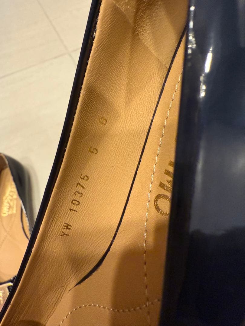 【美品】フェラガモVARINA 紺エナメル 5D 22.5㌢　フラットシューズ