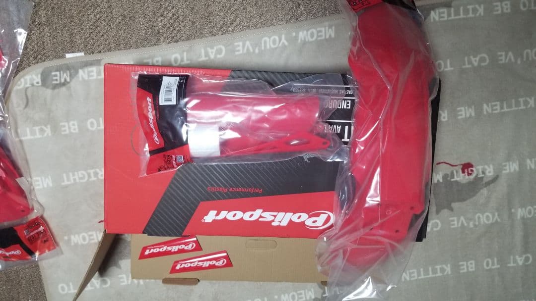 ポリスポーツ 赤 カウルパーツ 新品　ＣＲＦ２５０Ｒ