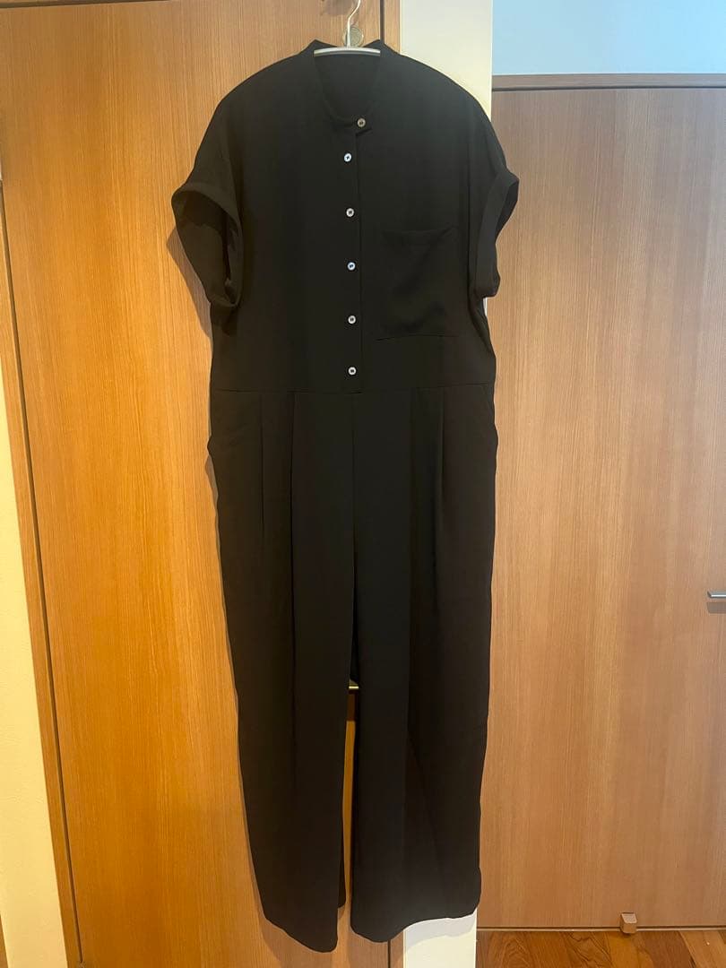 [ARULLE] ブラックオールインワン 半袖 ボタン付き