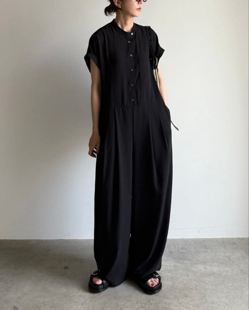 [ARULLE] ブラックオールインワン 半袖 ボタン付き