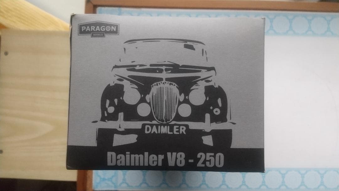 ミニカー Daimler V8-250 1:18 paragon