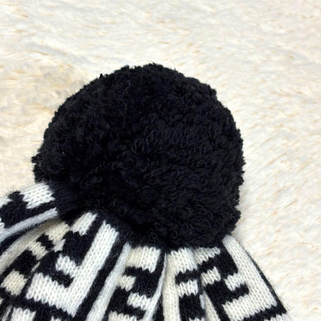 FENDI フェンディ ニット帽 ビーニー ズッカ柄 白 黒 ポンポン 秋冬