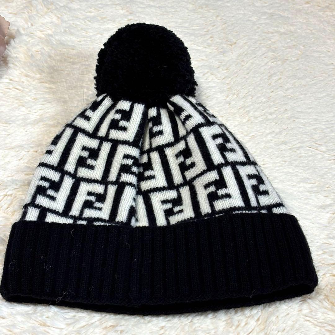 FENDI フェンディ ニット帽 ビーニー ズッカ柄 白 黒 ポンポン 秋冬