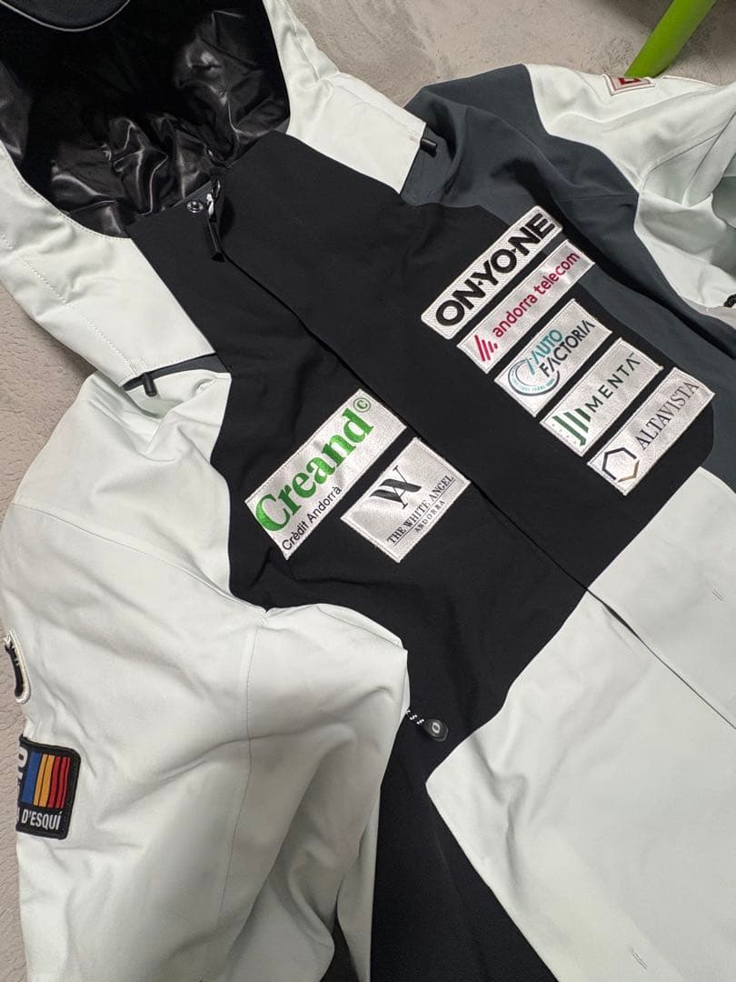 オンヨネ　 スキーウェア フード付き