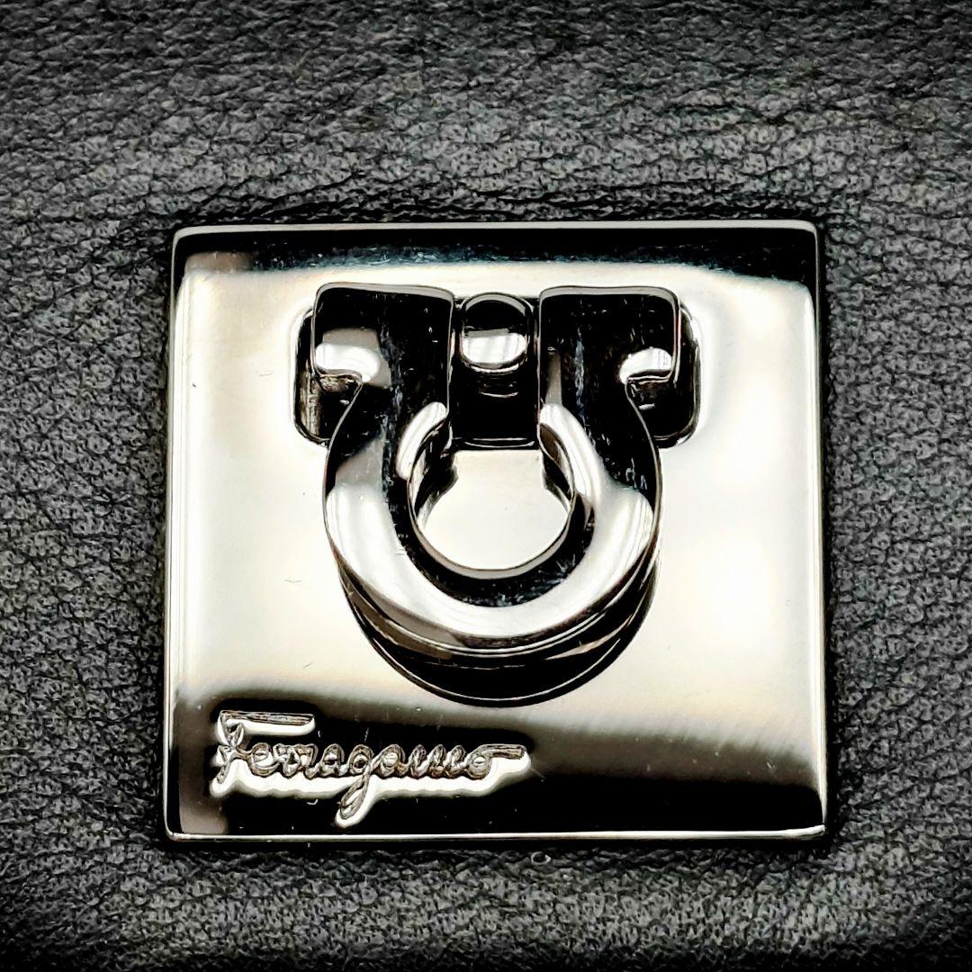 Salvatore Ferragamo フェラガモ　ブラック レザー二つ折り財布