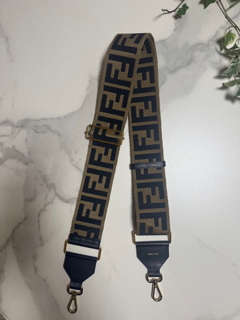 し*ん様 Fendi ロゴ入りス⭐︎ストラップユー⭐︎かなり美品