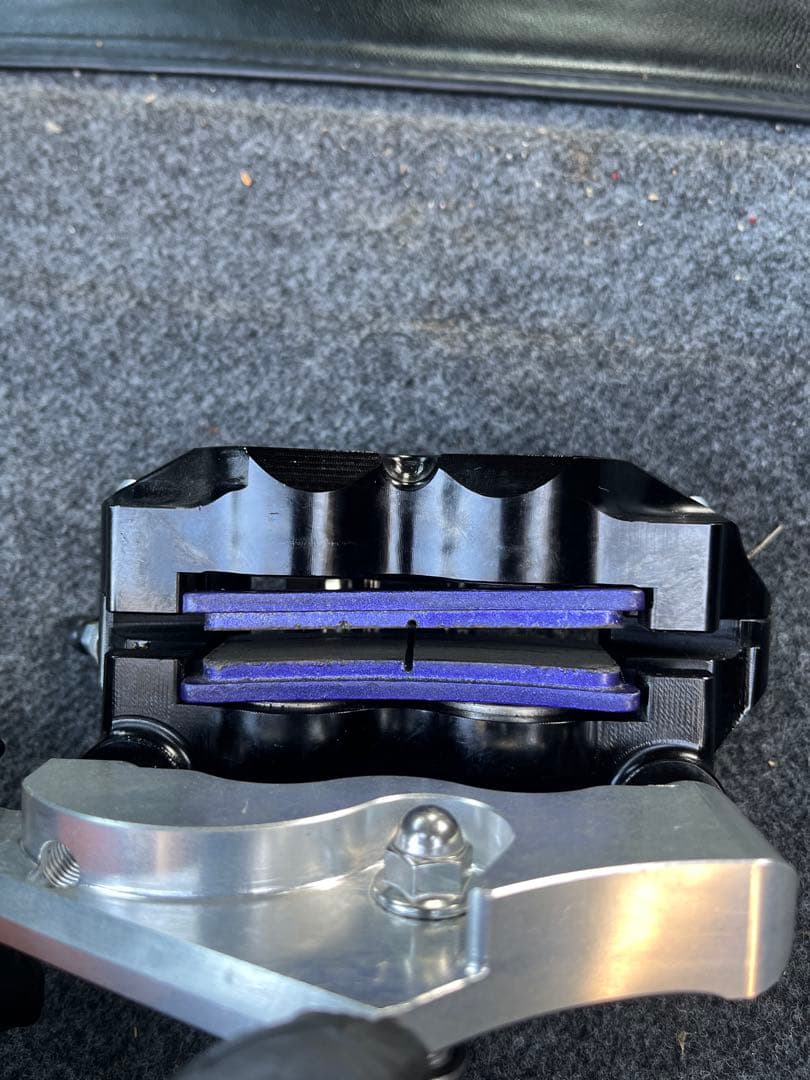 グロム ブレーキキャリパー 黒色、赤文字　前後セット