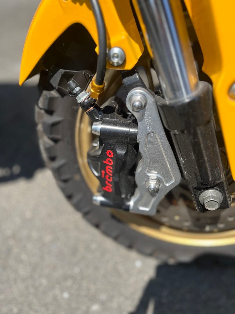 グロム ブレーキキャリパー 黒色、赤文字　前後セット