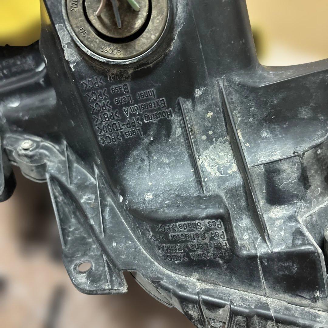 トヨタプラド左ヘッドライト