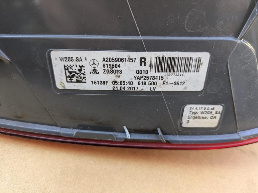 ベンツ Cクラス W205 純正テールランプ 右 A2059061457　美品②