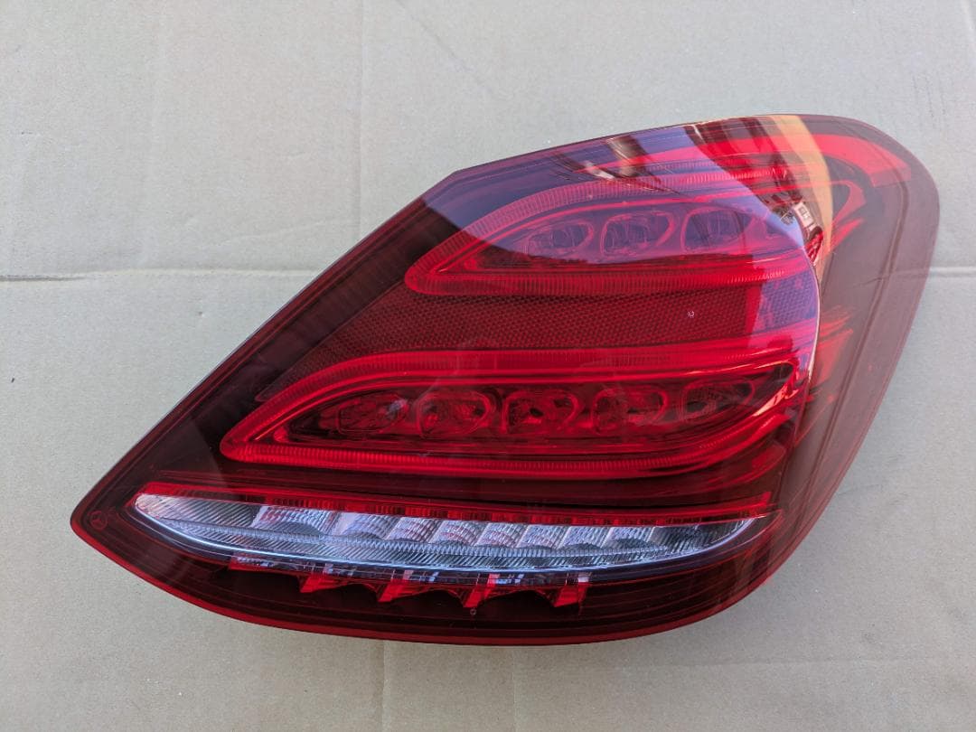 ベンツ Cクラス W205 純正テールランプ 右 A2059061457　美品②
