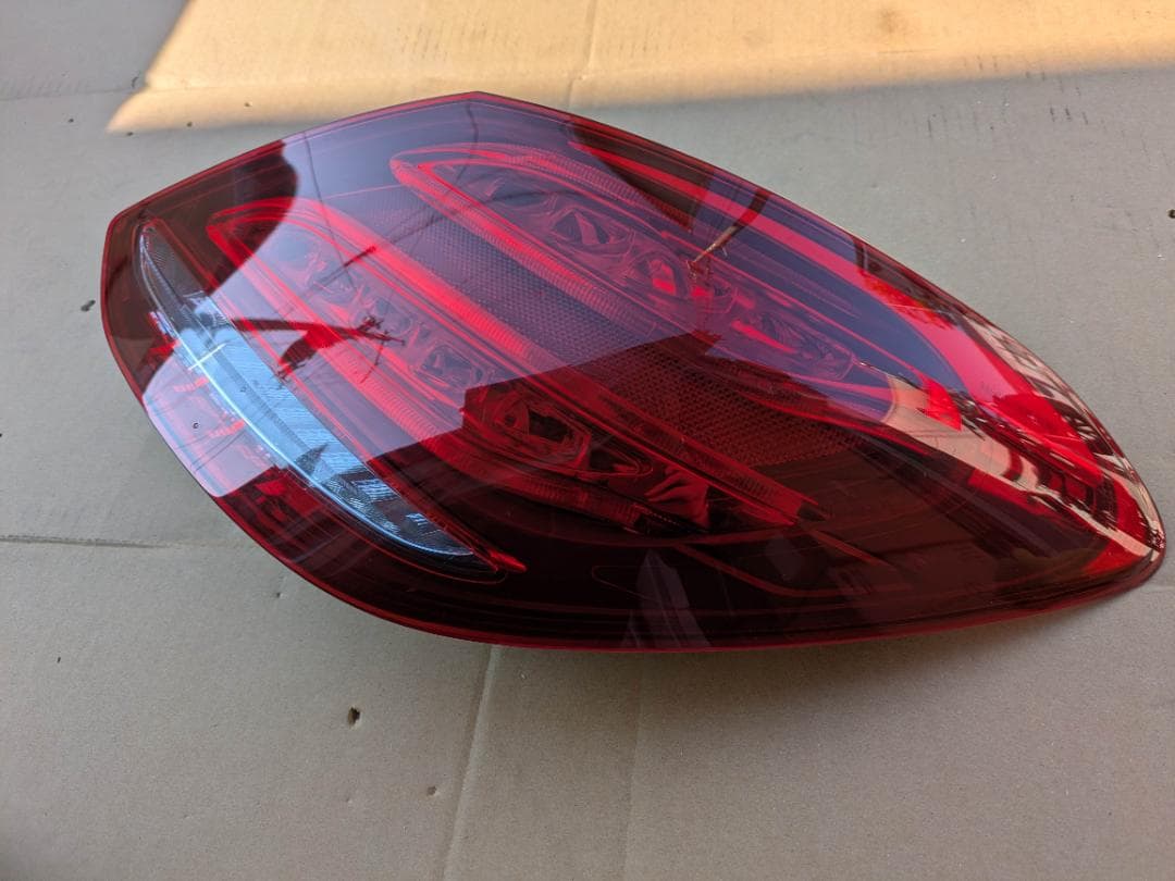 ベンツ Cクラス W205 純正テールランプ 右 A2059061457　美品②