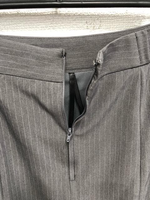 新品☆17号LLグレー系ストライプ♪セミフレアスカートスーツ♪オフィス☆a479