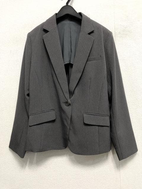 新品☆17号LLグレー系ストライプ♪セミフレアスカートスーツ♪オフィス☆a479