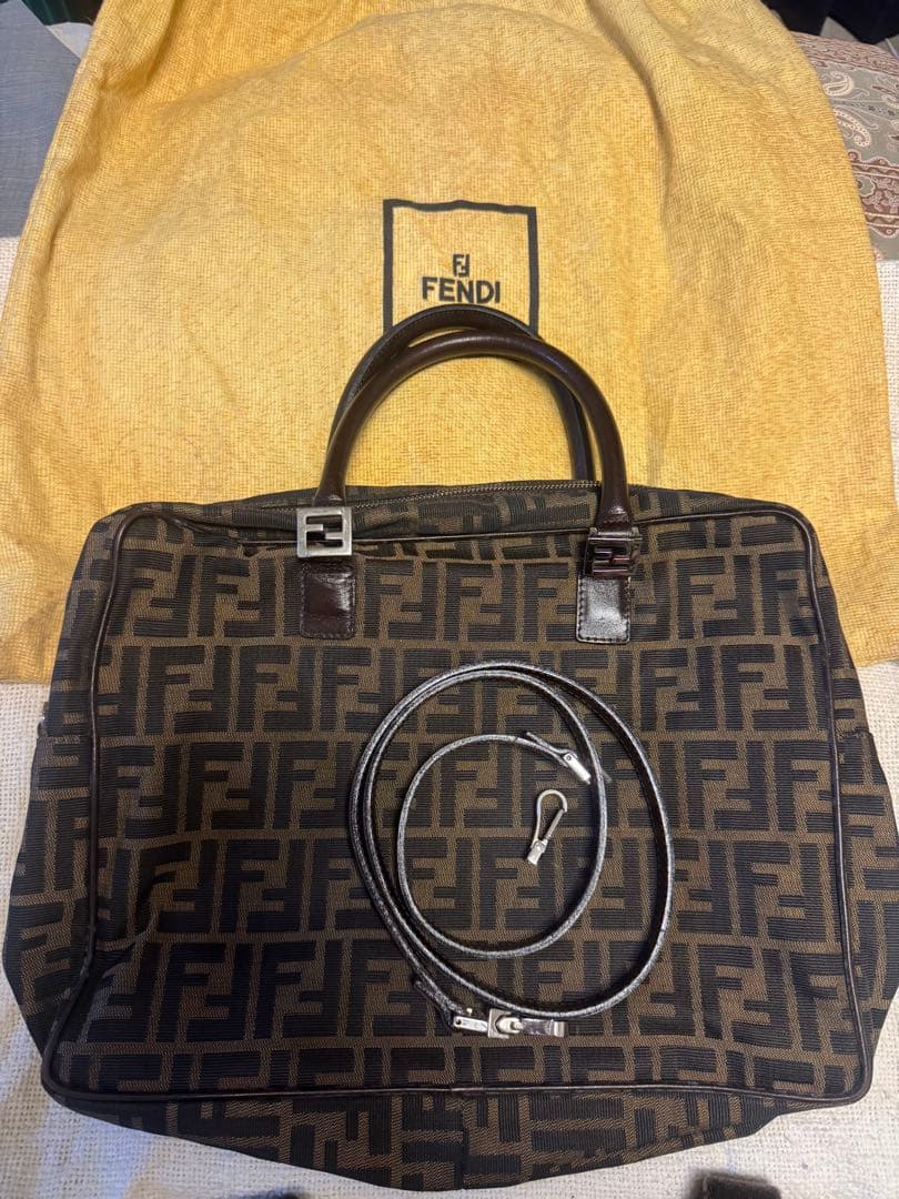 FENDI ブラウンロゴバッグ ショルダーストラップ付き