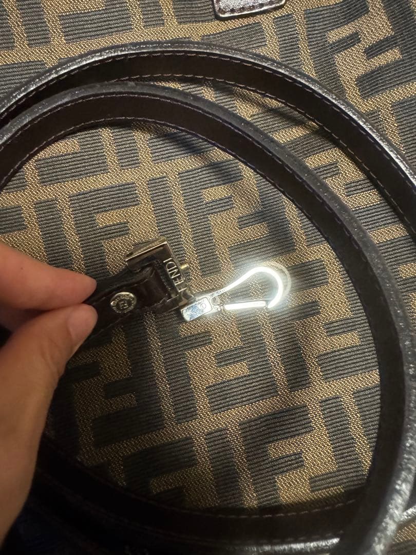 FENDI ブラウンロゴバッグ ショルダーストラップ付き